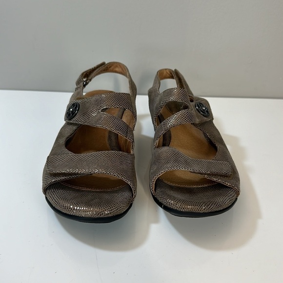 Clarks Tiffani Aldora Embossed Leather Sandals Size 8 - Picture 8 of 16